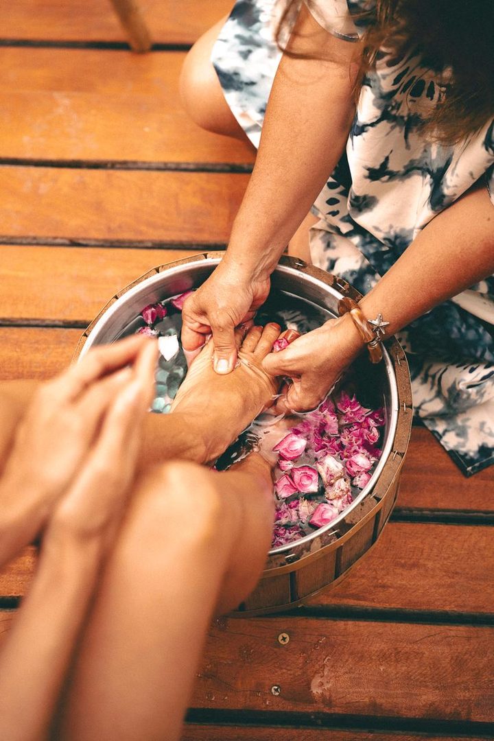 Ritual de liberação quântica na água com pétalas